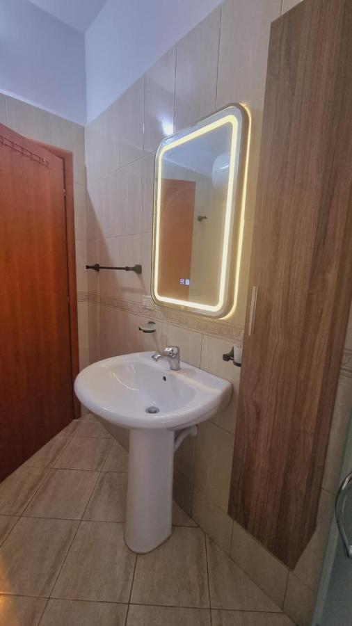Liqeni Thate, Tirane Appartement Buitenkant foto